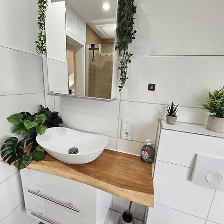 Tautraum Mit Whirlpool Und Gruenem Ausblick Apartment Wilhelmshaven