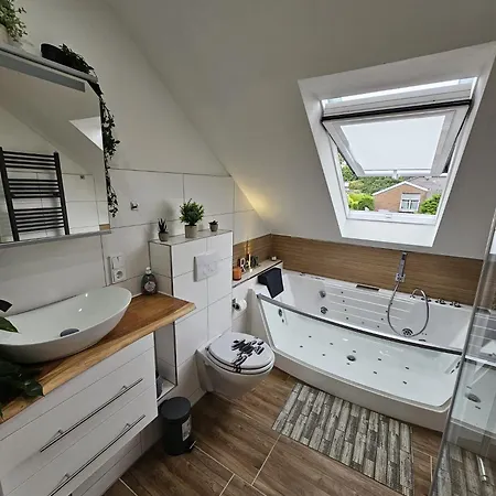 Tautraum Mit Whirlpool Und Gruenem Ausblick *