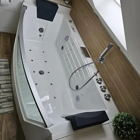 Tautraum Mit Whirlpool Und Gruenem Ausblick