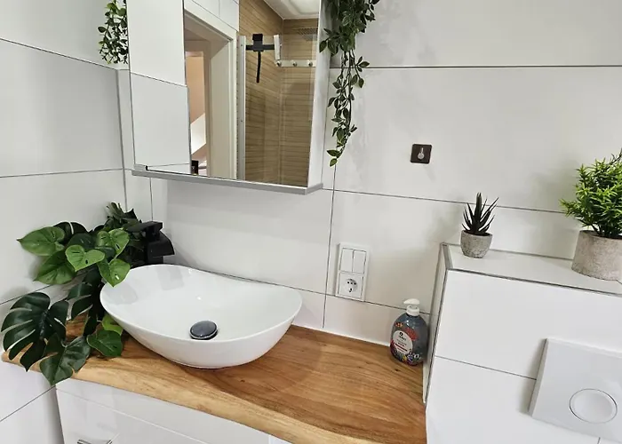Tautraum Mit Whirlpool Und Gruenem Ausblick Apartman Wilhelmshaven