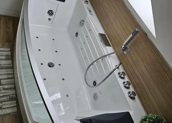 Tautraum Mit Whirlpool Und Gruenem Ausblick